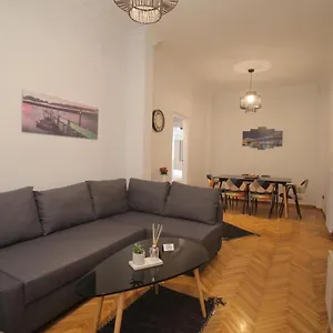 https://apt-center-aristotelous.hotelschalkidiki.net