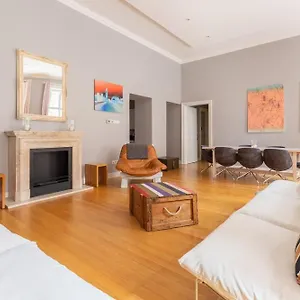 The Living Quarters 아파트